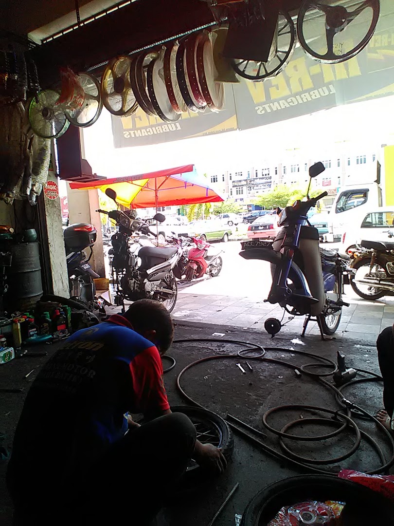 Marina Motor Teluk Batik in Lumut