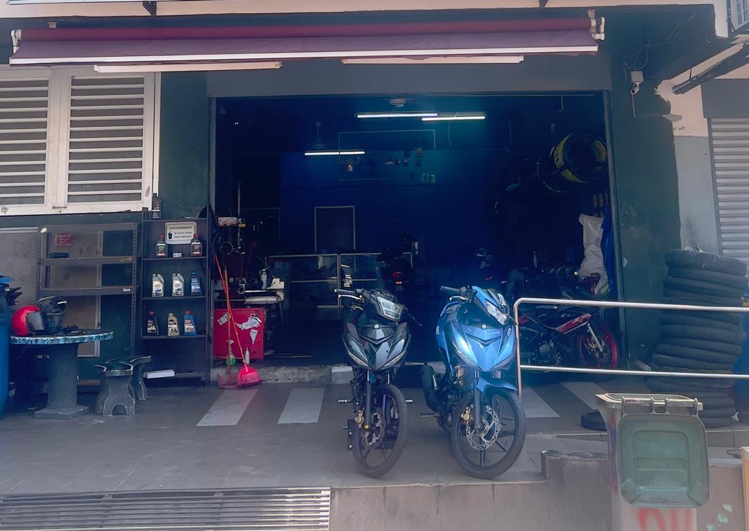 HIGH-END MOTOR GARAGE — photo 2