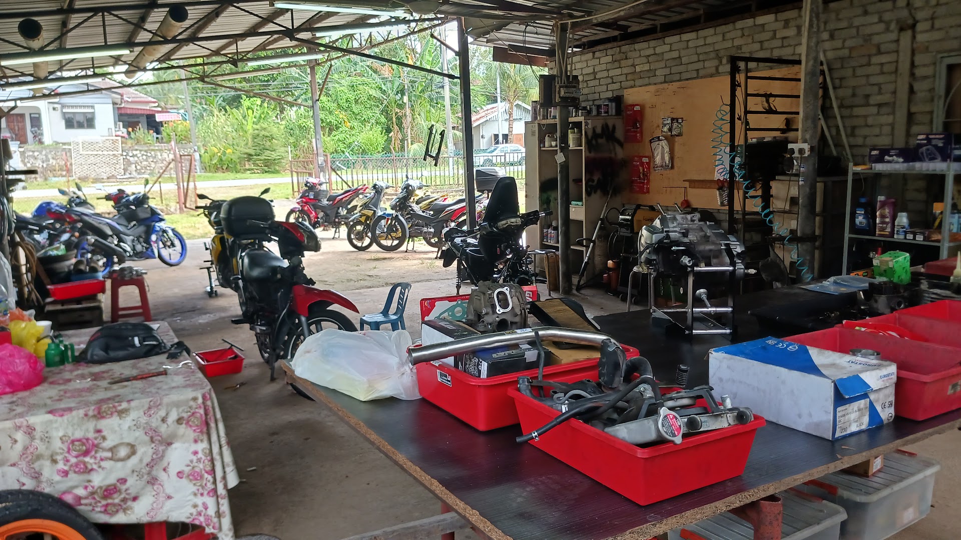 MOON MOTORWORKS TRADING — photo 4