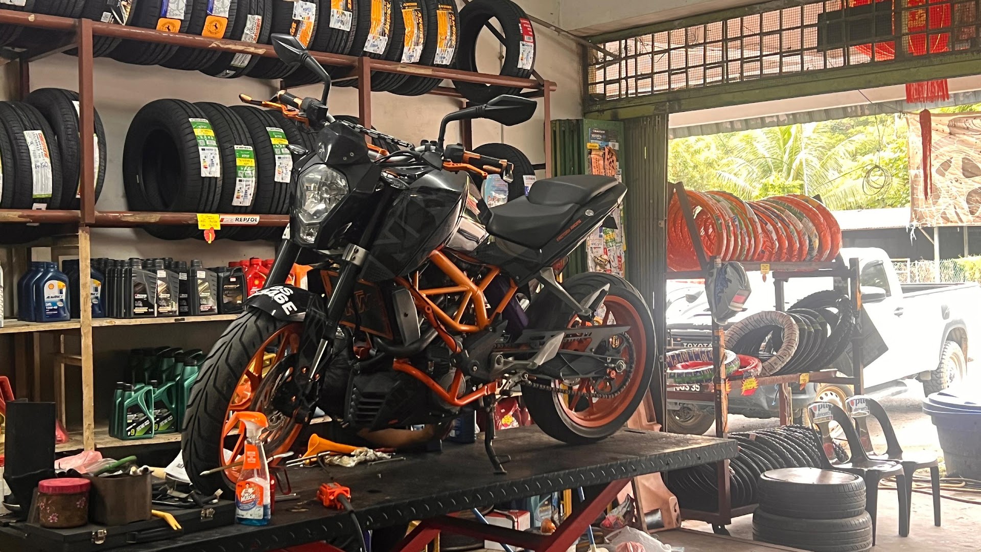 WHUI HWANG MOTOR AND TYRE SERVICING in Serian