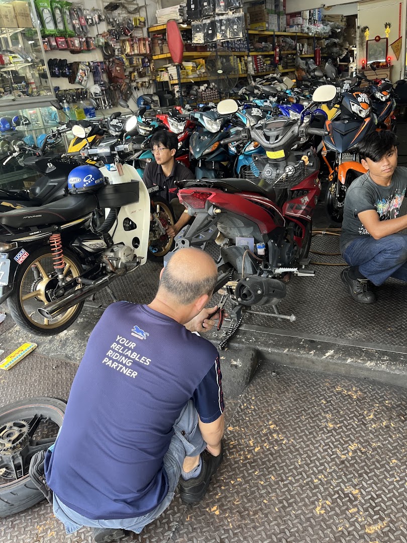Castrol Bike Point - Lee Sun Motor Trading Co — photo 3
