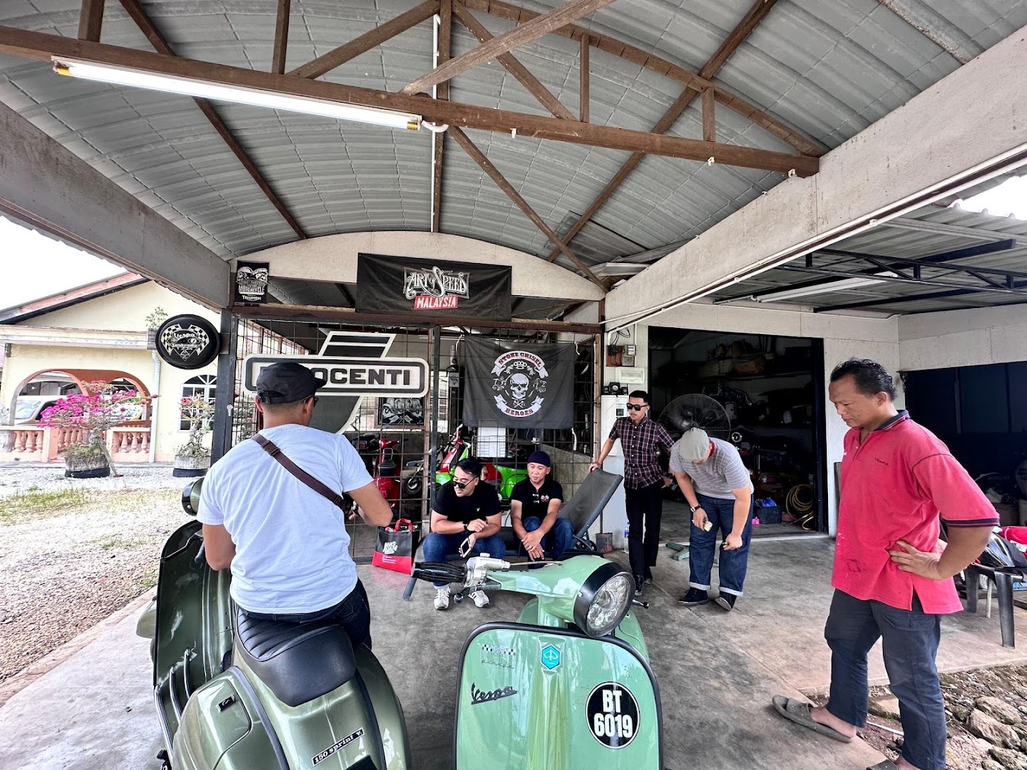 OLDSCOOT GARAGE in Parit Raja