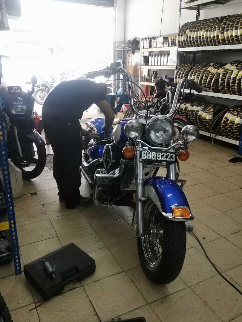 FROOGY GARAGE — photo 2