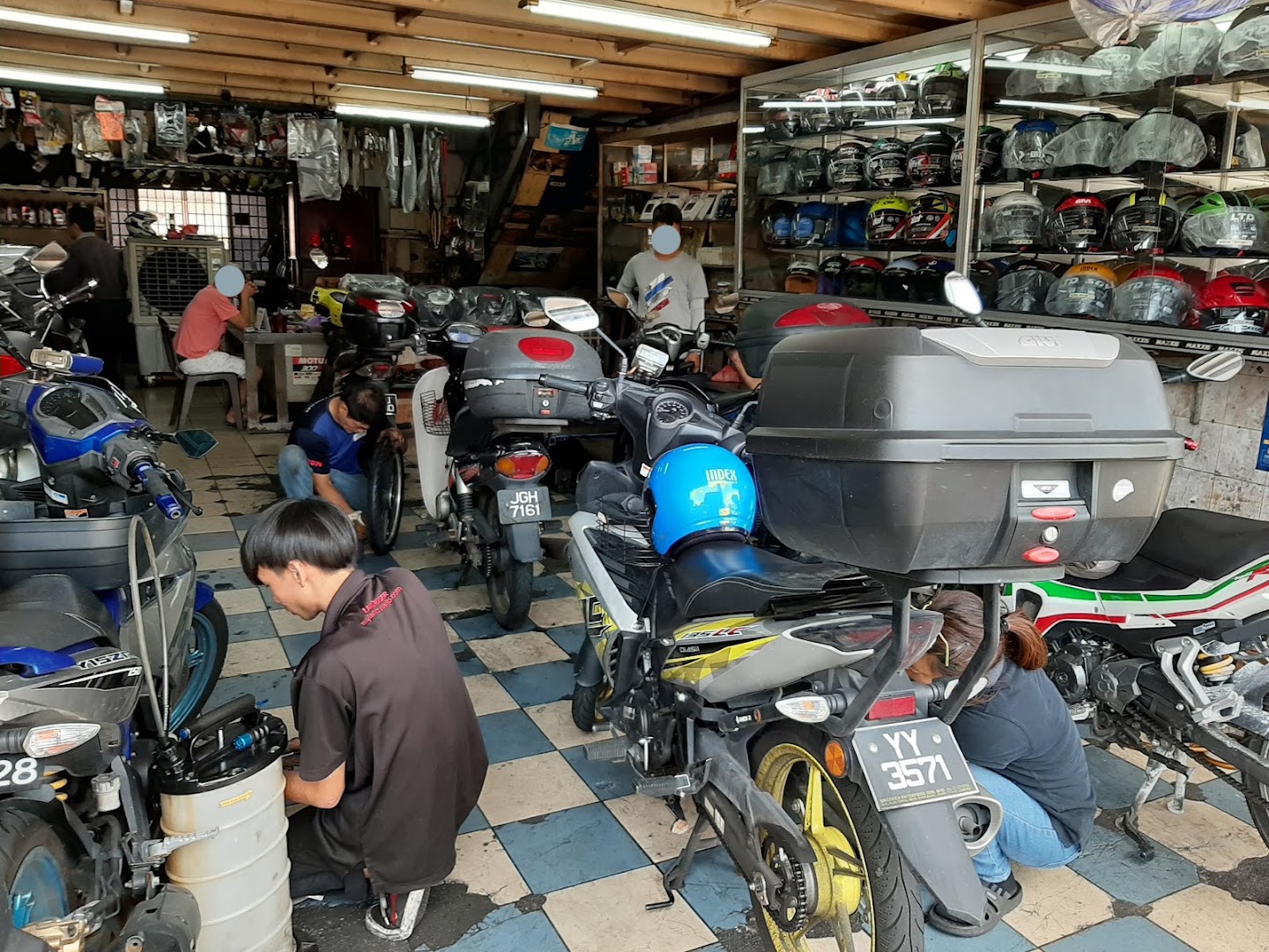 Castrol Bike Point - AMG Motor Enterprise — photo 3