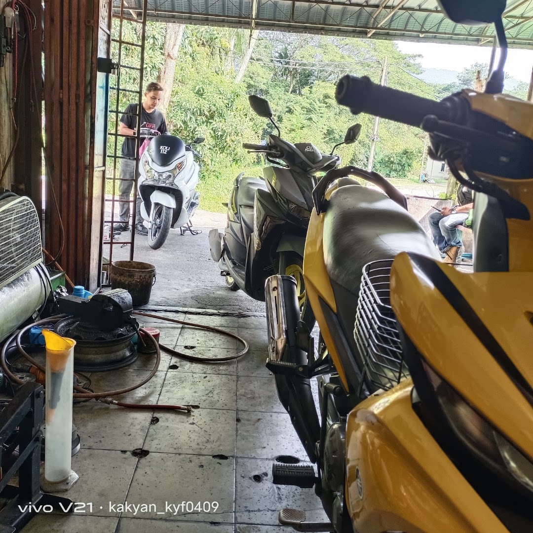 Paksu Motor, Sik - Scooter Specialist & Motorcycle repair shop — photo 3