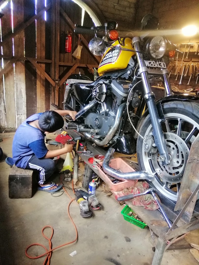 Dirty garage in Pekan