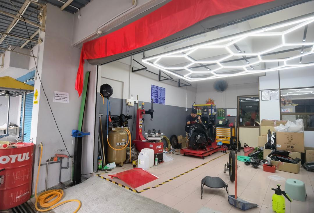 Dinosaur Motor Garage in Gelugor
