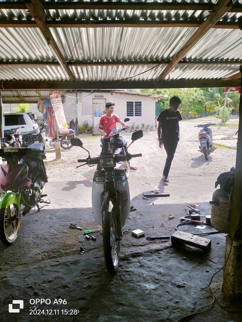Bengkel mat lias garage in Marang