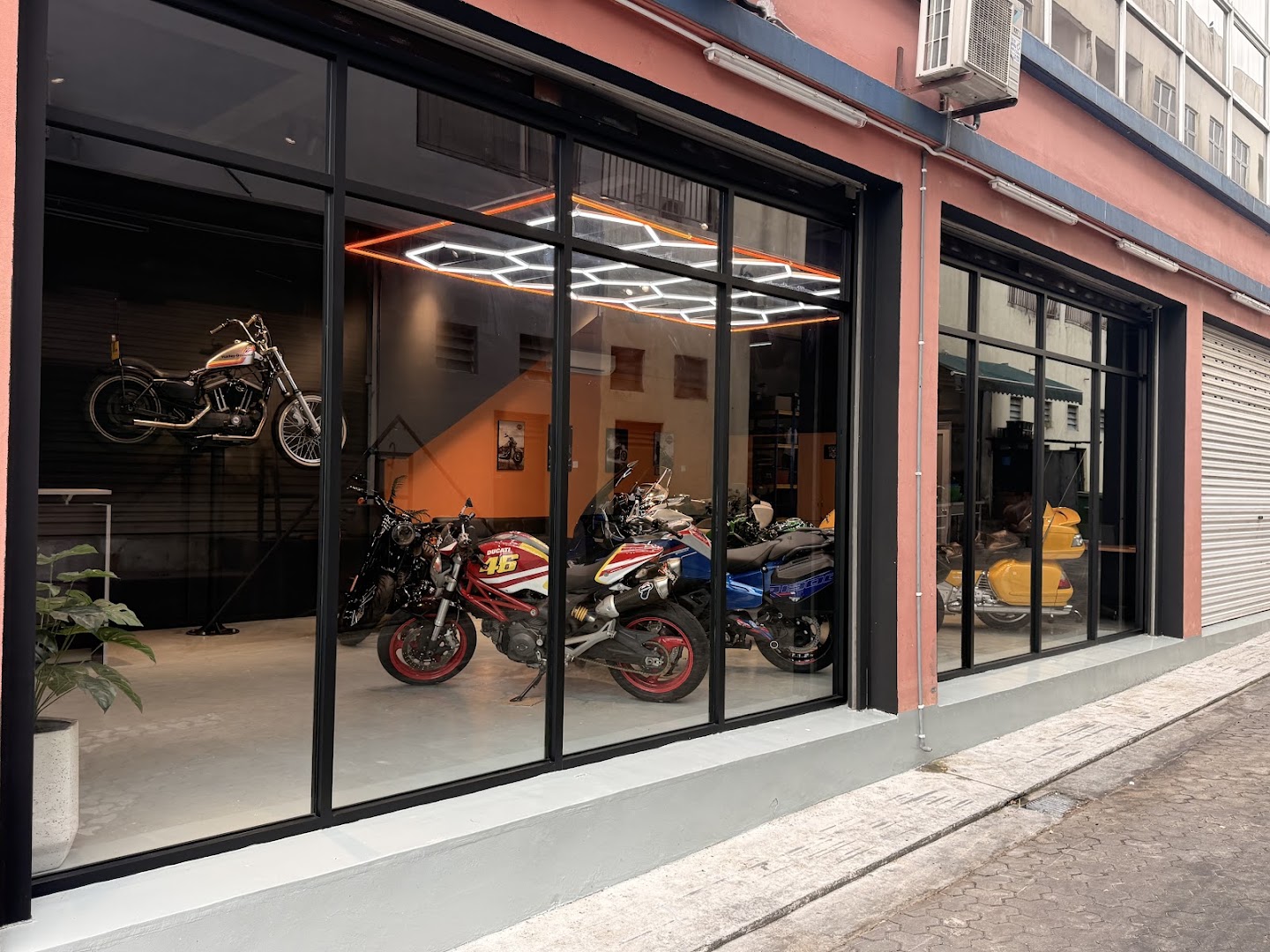 Es Bikes Empire Signature / Kinsmen MG Club House — photo 2