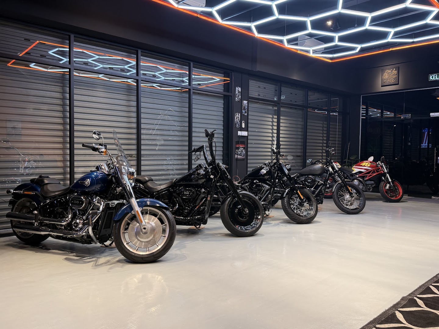 Es Bikes Empire Signature / Kinsmen MG Club House — photo 3