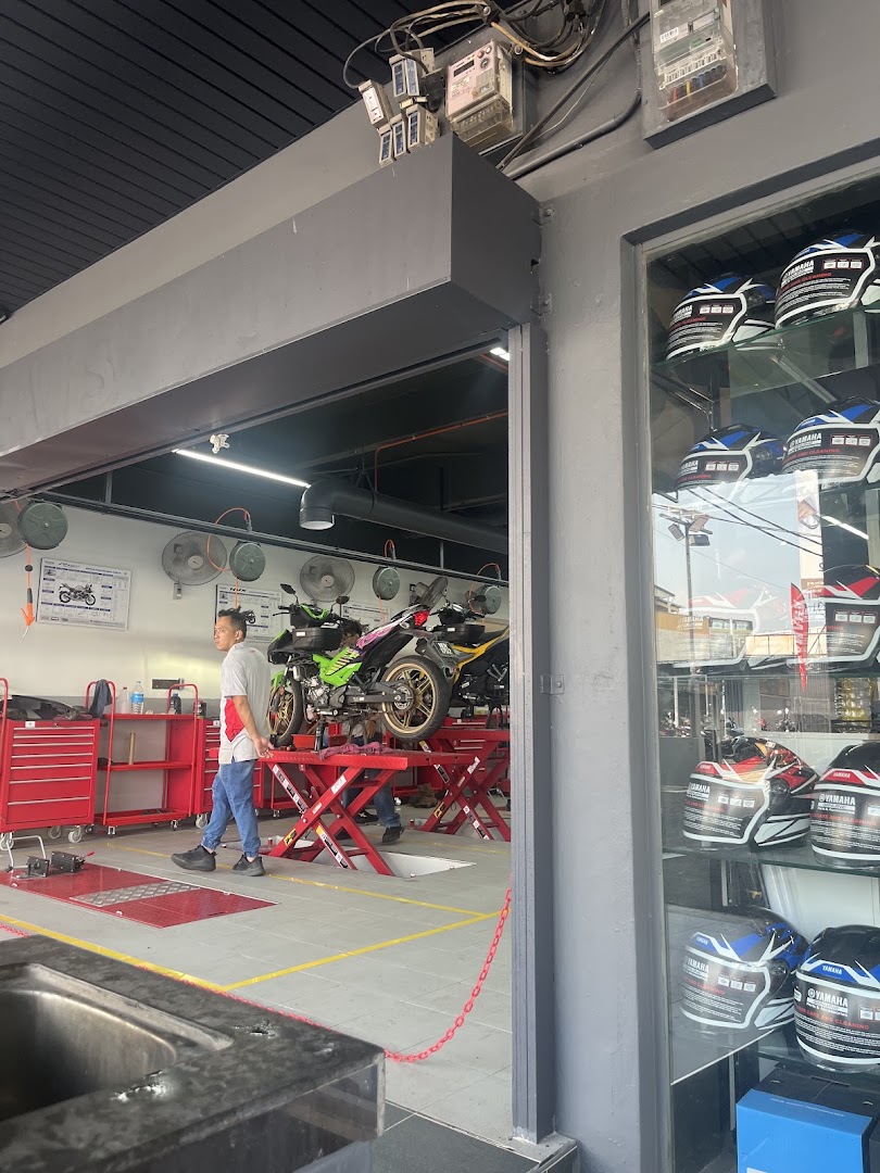 Henn Motors Brothers S/B (LIFESTYLE ZONE) in Kuantan