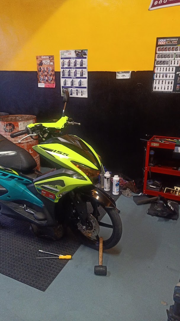 A STORE SCOOTER SHOP — photo 2