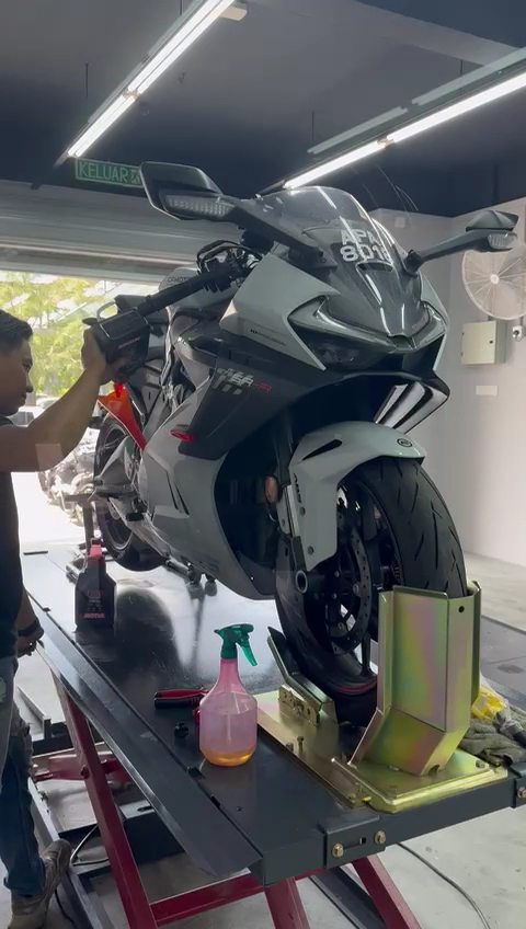 MFORCE OIL Powered by Petronas Service Centre — photo 2