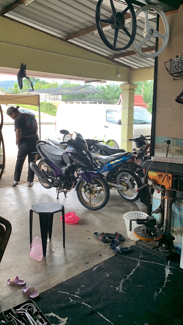 Manjah racing garage — photo 1