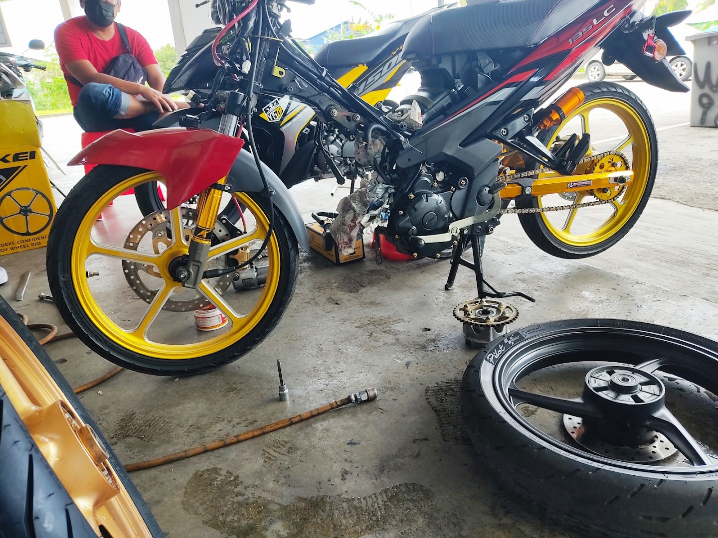 WELLY MOTOR SERVICE CENTRE in Parit Raja