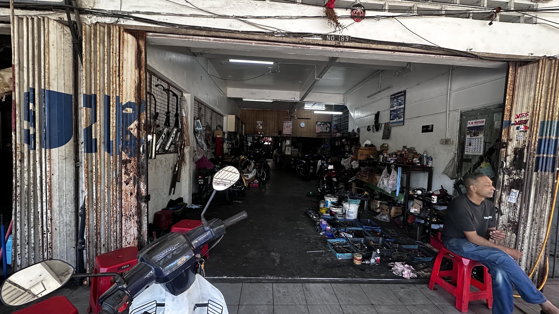 SR MOTORS — photo 3